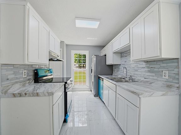 4th image of 213 Southampton Dr