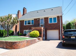 1086 Fairview Ln, Fort Lee, NJ 07024