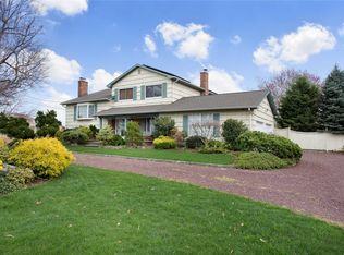 2 Eastland Dr, Glen Cove, NY 11542