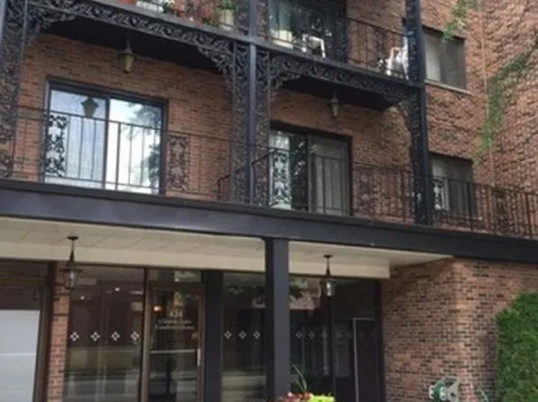 434 Clinton Pl APT 403, River Forest, IL 60305