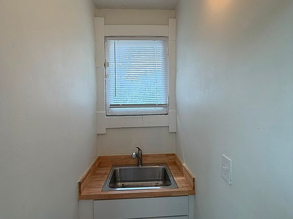 5th image of 1631 1/2 E Michigan St