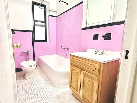5th image of 655 Pelham Pkwy N APT 2K