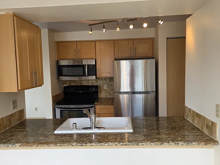 6960 California Ave SW — Photo 2