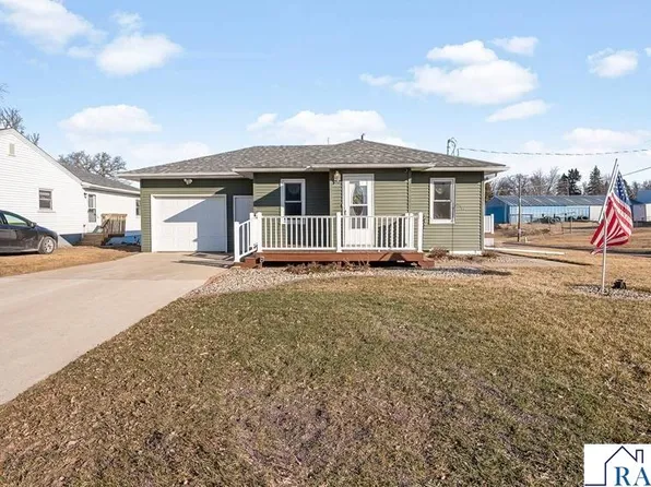 729 E 3rd St, Blue Earth, MN 56013
