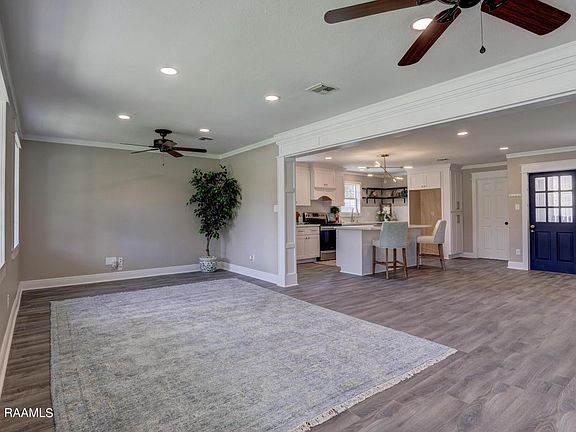 4th image of 305 Bonaire Dr