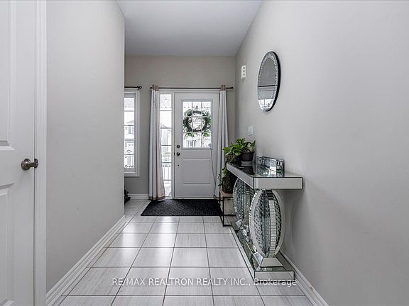 3rd image of 207 Cubitt St