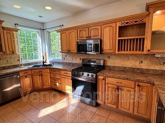 3rd image of 1023 Packer Rd