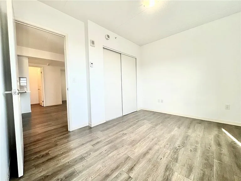 220 Cannon St E — Photo 39