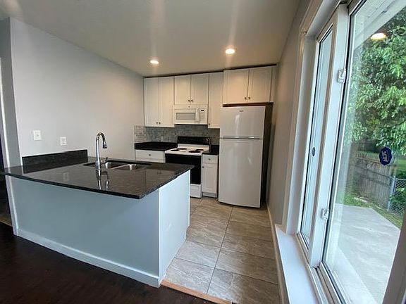 4th image of 1468 Loretta Ave