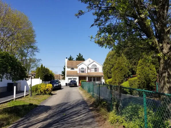 121B West Ave, Hicksville, NY 11801