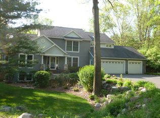 530 Greentree Ln NE, Ada, MI 49301