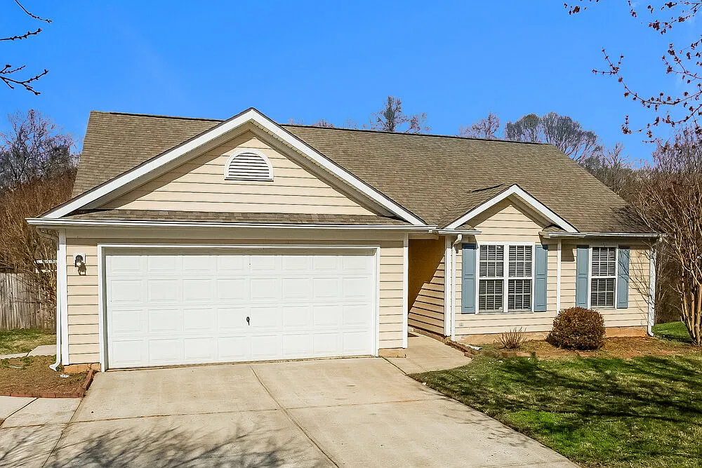 3 bed, 2.0 bath, 1275 sqft, $2,570 — Photo 3