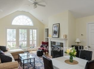 410 Salem St APT 811, Wakefield, MA 01880