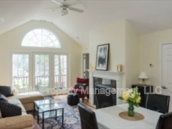 410 Salem St APT 811, Wakefield, MA 01880
