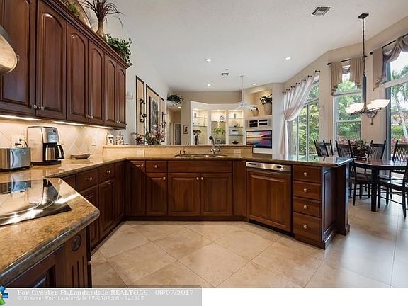 2nd image of 3093 Lakewood Cir