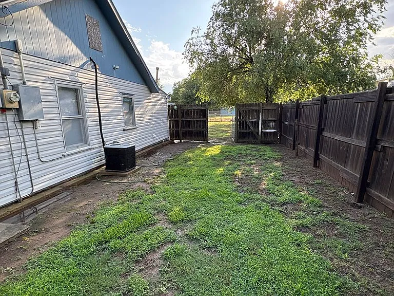 2503 N Adams St — Photo 2