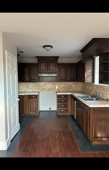 725 E Locust St — Photo 9