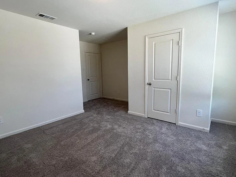 702 Camden Dr — Photo 11