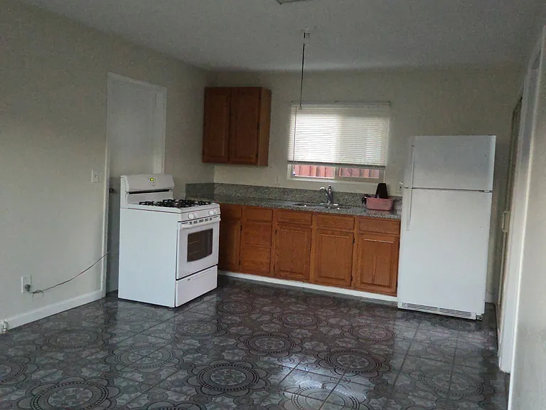 9333 Elizabeth Ave — Photo 1