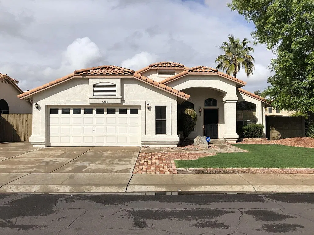 3 bed, 1818 sqft, $2,100 — Photo 2