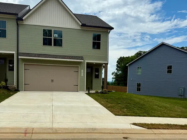 1811 Bennett Village Dr, Maryville, TN 37804