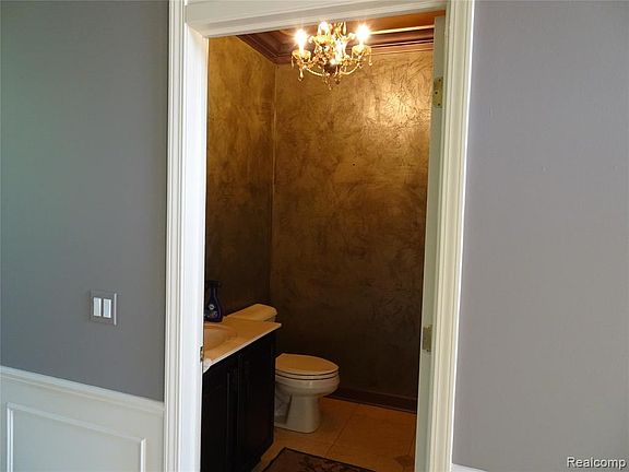 5th image of 17336 Oak Hill Dr