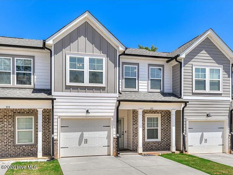 3 bed, 2.5 bath, 1689 sqft, $1,975 — Photo 3