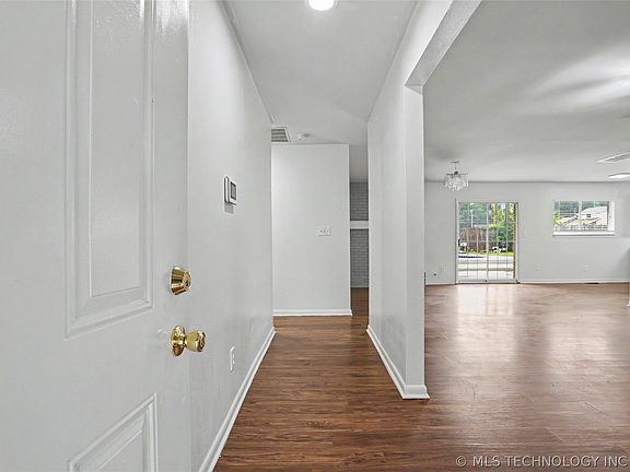 3rd image of 1158 N Hickory Pl