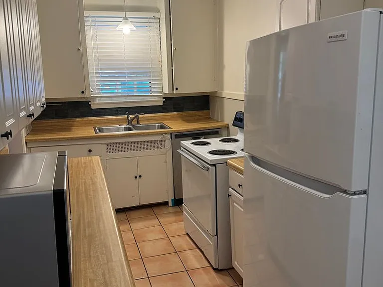 2530 Girard St — Photo 10
