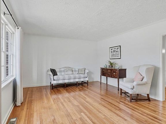 5th image of 2108 Robinhood Rd