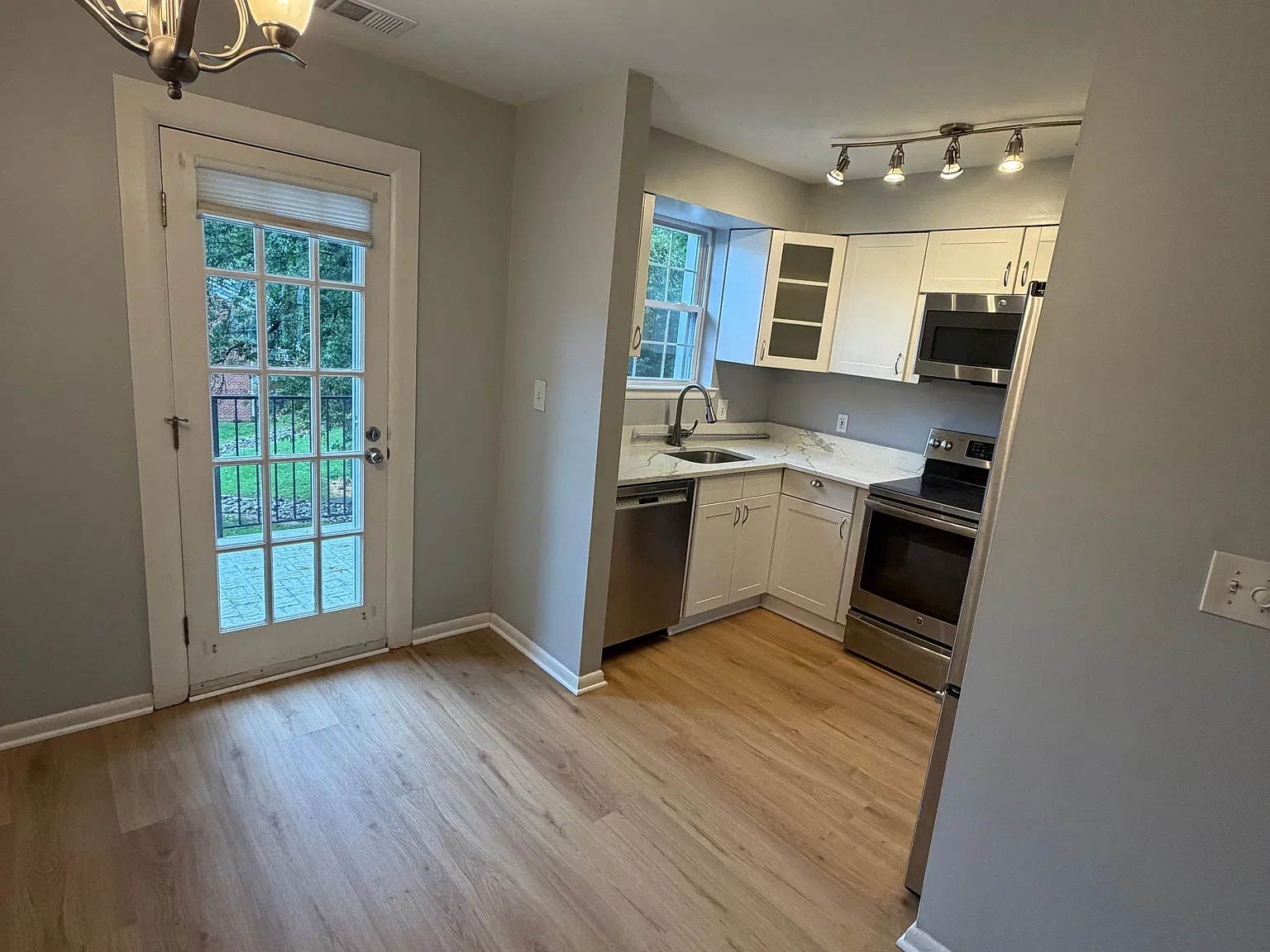 2 bed, 1.0 bath, 800 sqft, $2,300 — Photo 3