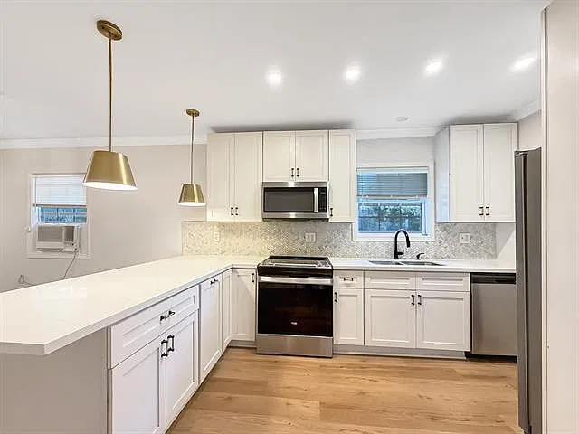 3 bed, 1.0 bath, 800 sqft, $1,700 — Photo 4