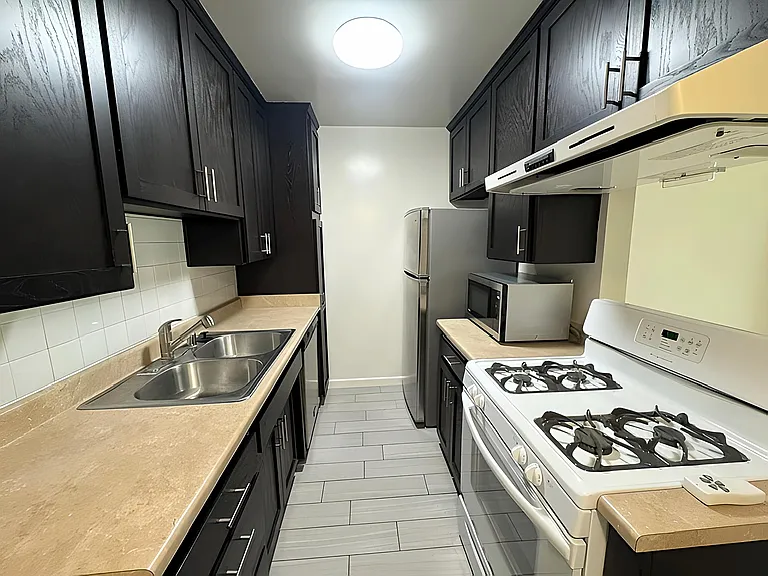 1630 Granville Ave #207 — Photo 7