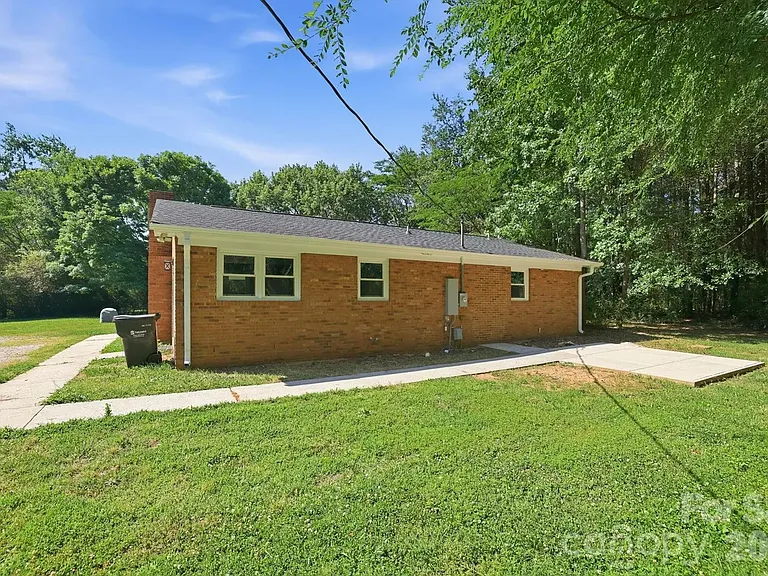 1108 Willoughby Rd — Photo 2