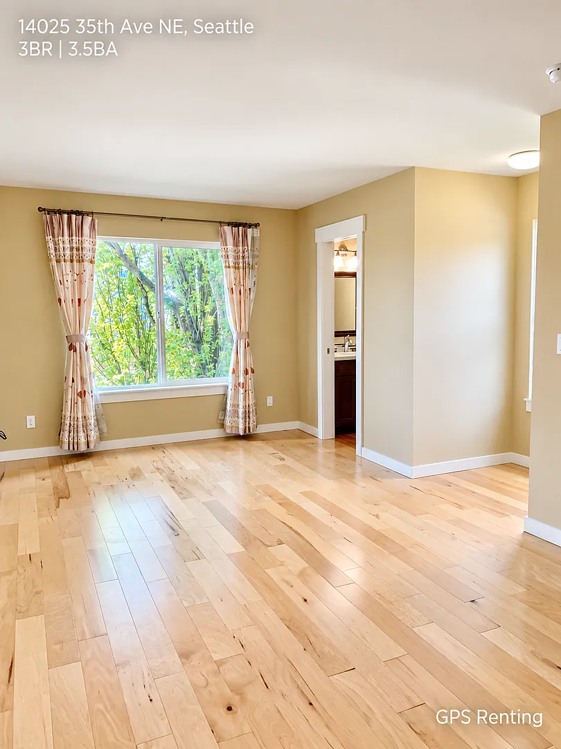 End-Unit 3-Bedroom, 3.5-Bathroom Townhome in Lake City — Photo 2