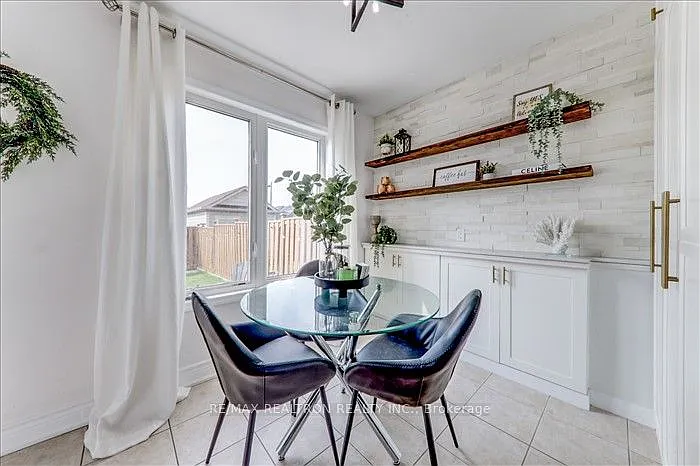 76 Gas Lamp Ln — Photo 4