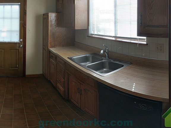 3rd image of 18 NW Lakeview Blvd APT B
