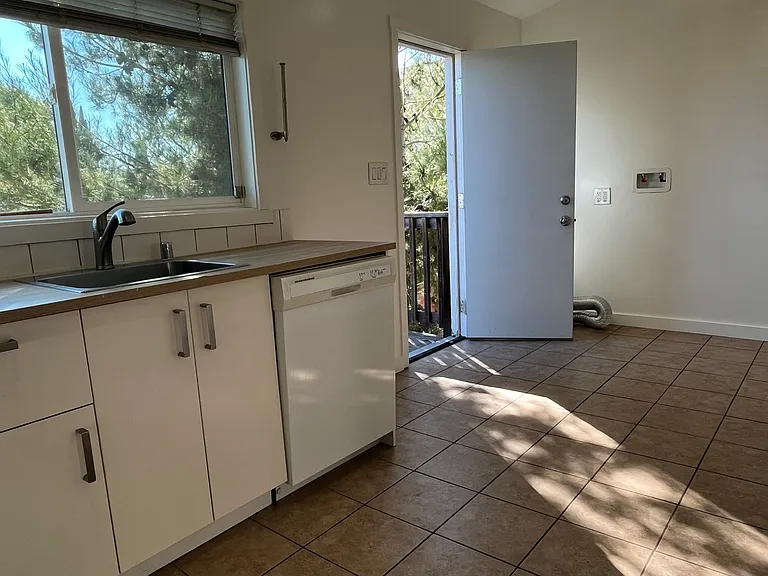 kitchen, back deck, laundry hookup