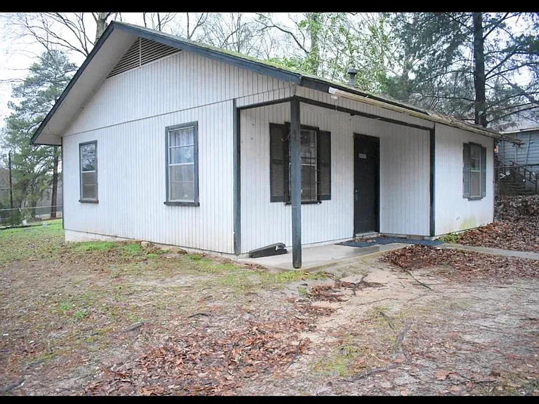 2423 Elizabeth St — Photo 1