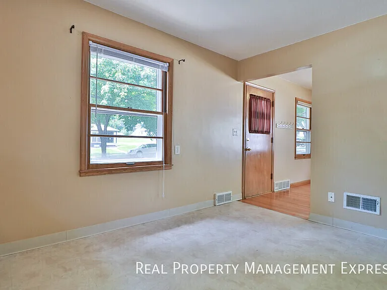 1904 S Hawthorne Ave — Photo 20