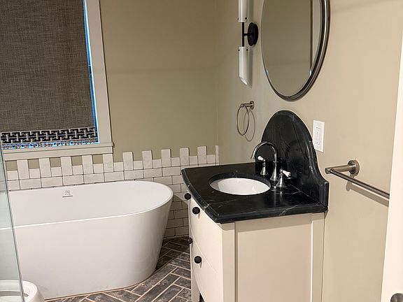 4th image of 108 NW 15th St #2