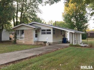 630 W 7th St, Flora, IL 62839