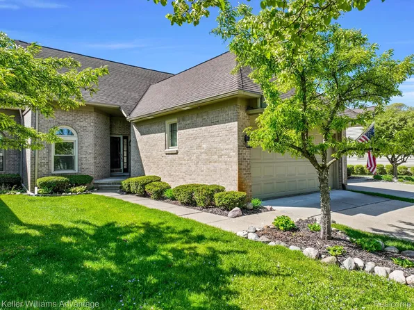 2758 Maple Forest Dr, Wixom, MI 48393