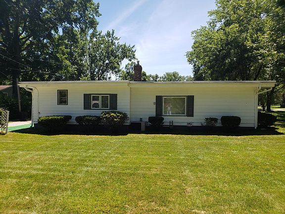 Side of house which includes an additional driveway to thee 