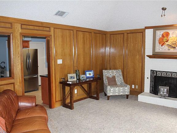 3rd image of 924 Hillside Ln