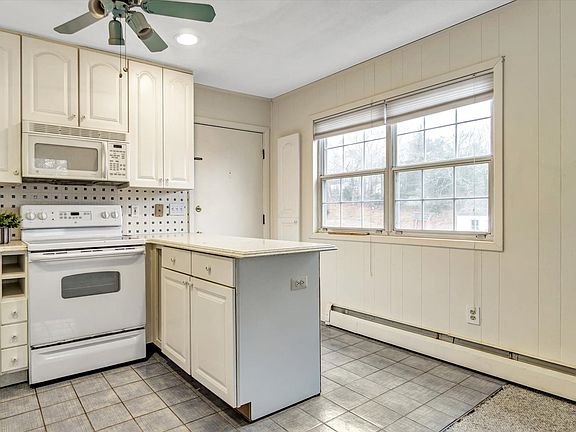 2nd image of 40 Canoe Place Rd APT 7