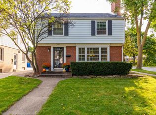 5900 N Shoreland Ave, Whitefish Bay, WI 53217