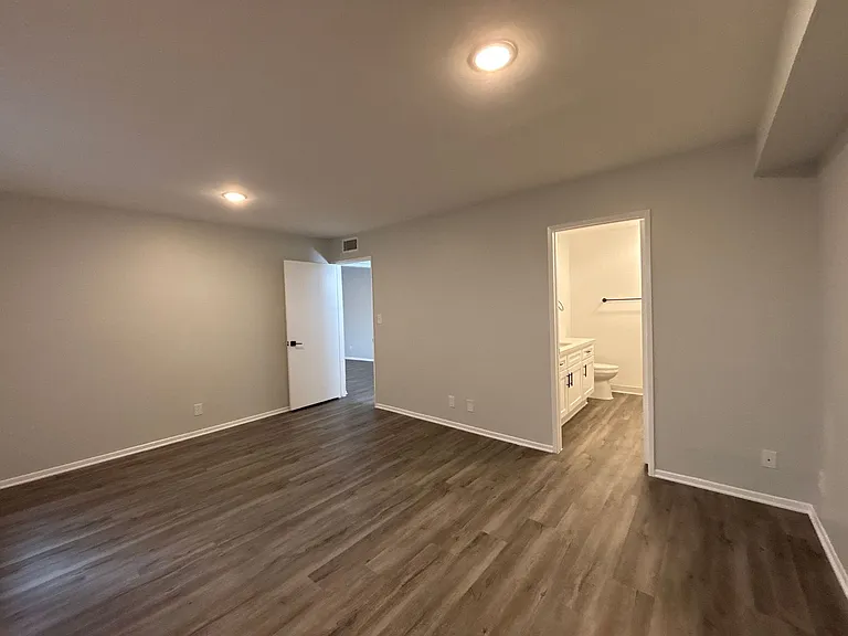 616 North Sweetzer Avenue — Photo 16