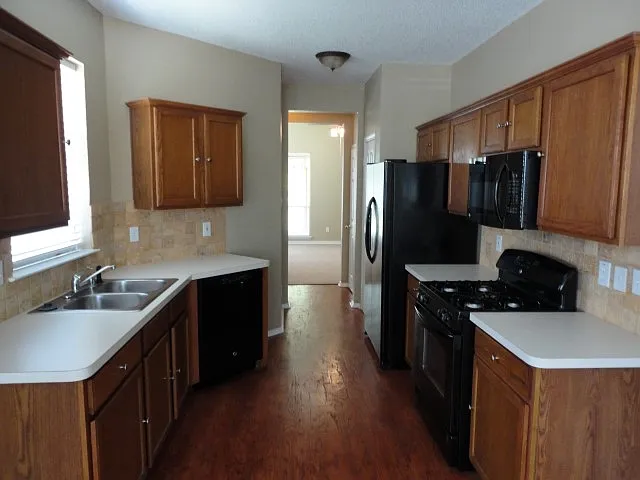 3 bed, 2.0 bath, 1318 sqft, $2,045 — Photo 2