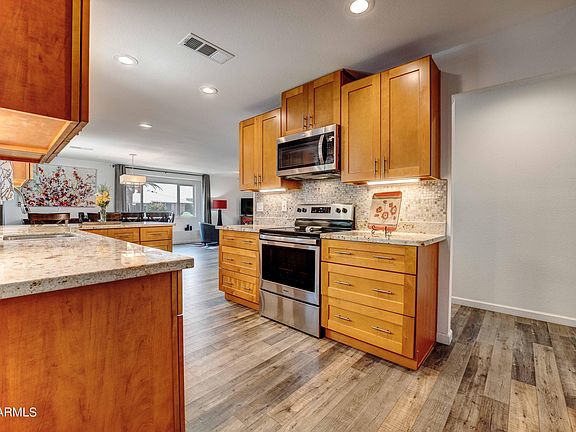 3rd image of 9307 W GLEN OAKS Circle